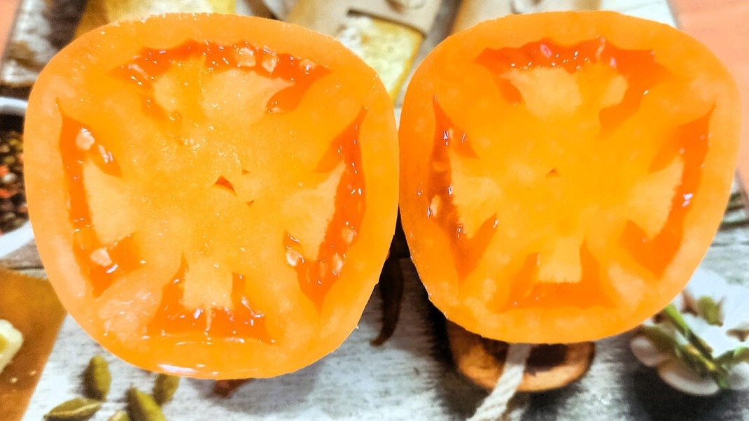 Разрез плода Кенигсберг золотой - плотная мясистая структура, минимум пустот