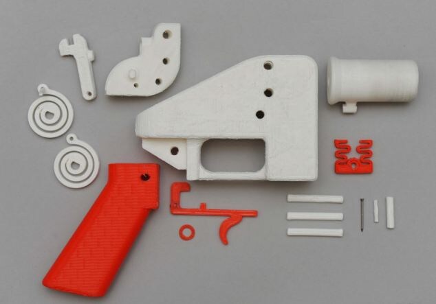 «Либерейтор» в разобранном виде…. И ствол и пружины – напечатанные из пластика. Обратите внимание на полость в корпусе – она для установки металлического кубика, чтобы соответствовать законодательству США в области запрета  «необнаруживаемого оружия»