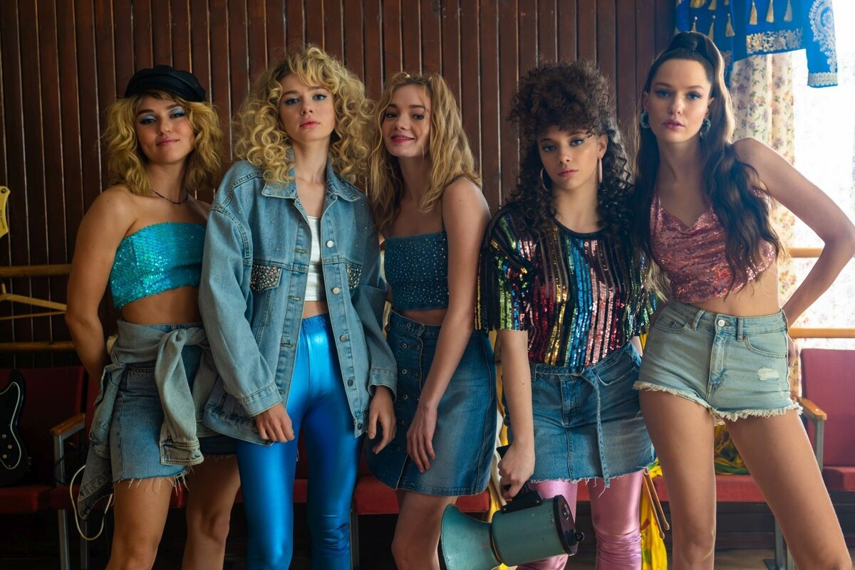 Сериальная Алёна вторая слева, Татьяна - пятая. Фото из открытых источников