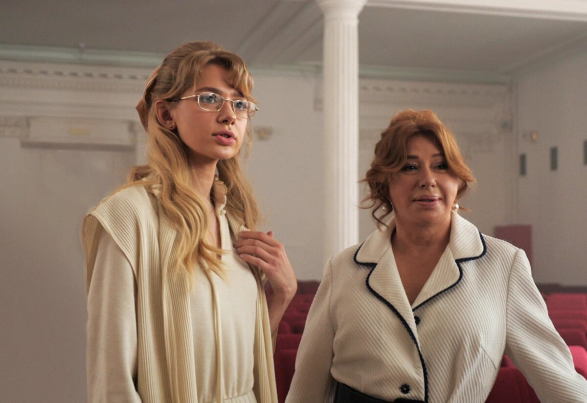 Трогательный момент: сериальная Алёна, будущая солистка группы, и настоящая Алёна в эпизодической роли преподавательницы консерватории