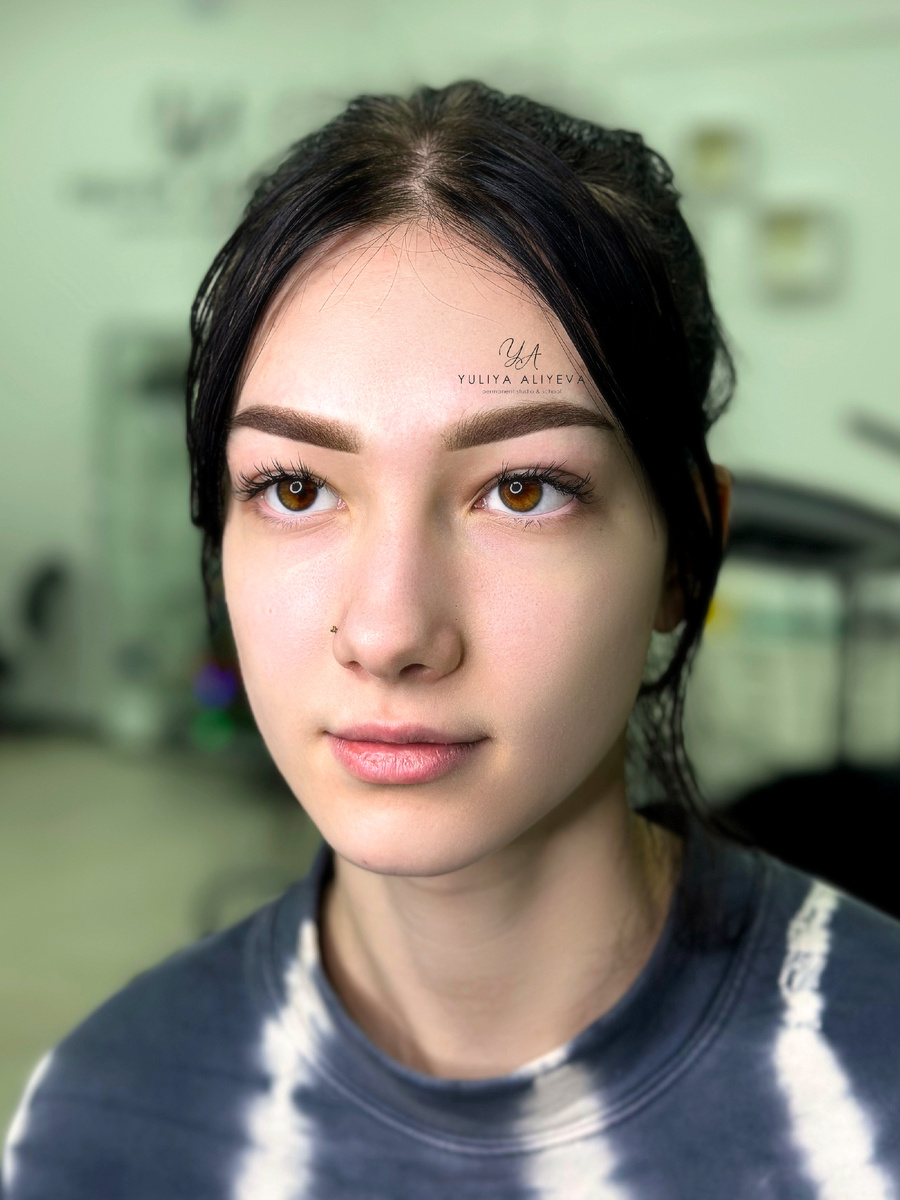 На фото – сложное перекрытие некачественного татуажа бровей в технике Airy Brows (исправление формы и оттенков бровей), до и результат сразу после процедуры