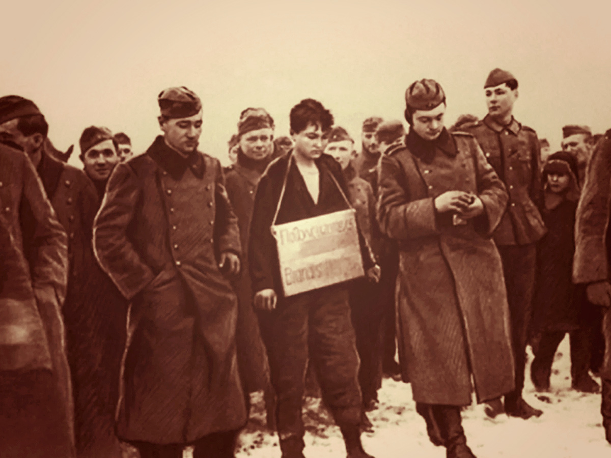 Фото Зои Космодемьянской перед повешением (есть фото и во время казни и после). Эти карточки нашли у одного немецкого офицера в кармане.