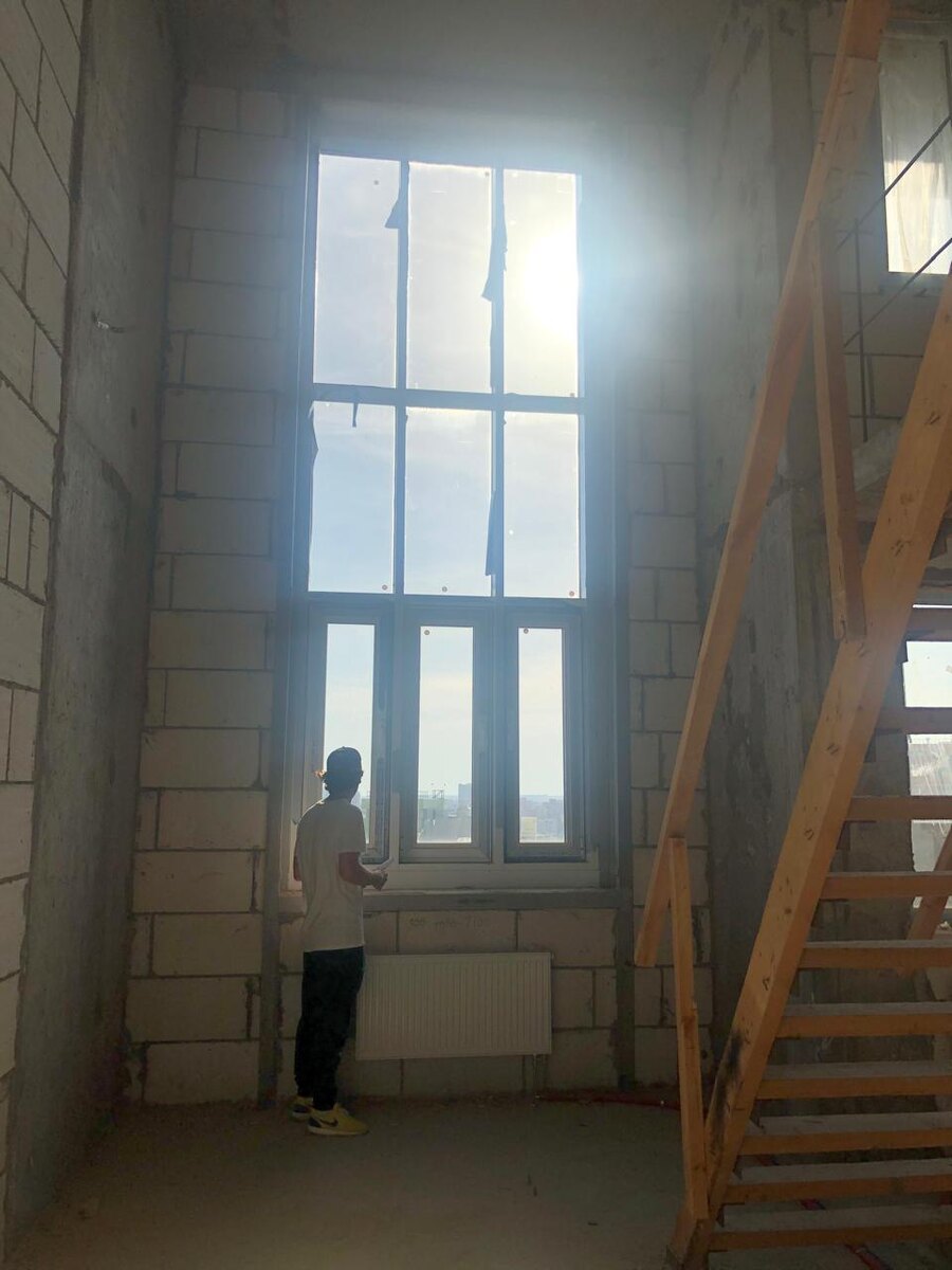 Тут Леха оценивает вид из окна.