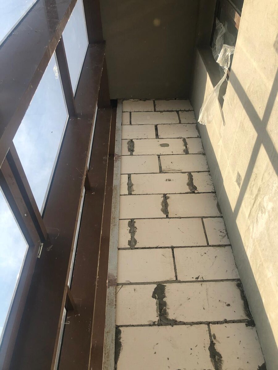 А это балкон высотой 6 метров и окно в окно.