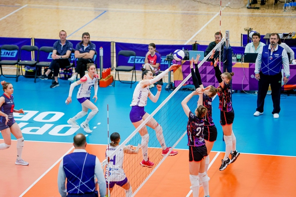    В восьмом туре череповчанки дважды обыграли соперниц из Липецка и обменялись победами с командой из Курска.