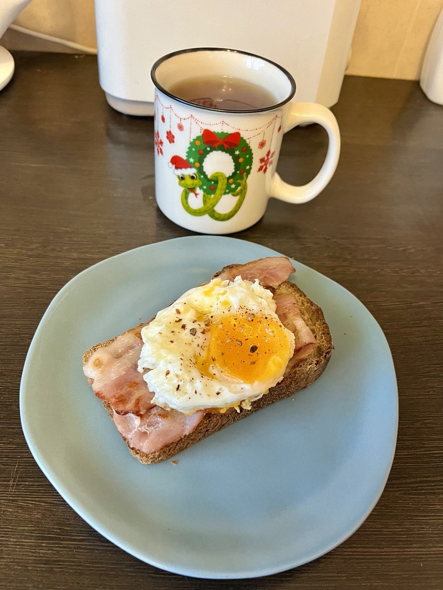 Ничего не сервировала, просто сделала бутер и чай.