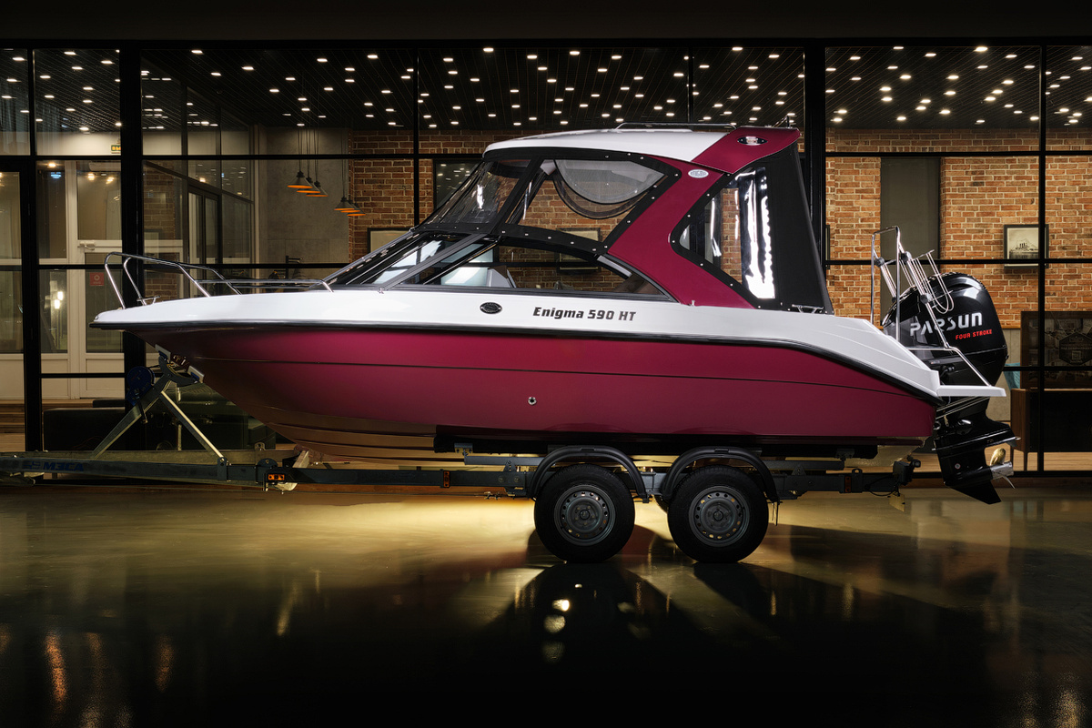 Он не только привлекает внимание своим стильным внешним видом, но и обладает всеми необходимыми характеристиками для комфортного отдыха на воде.