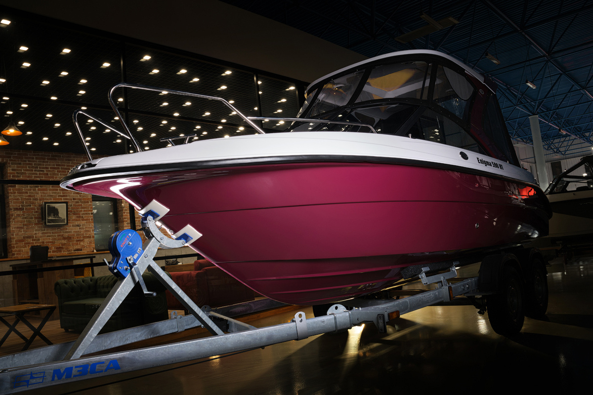 🌟 Внешний вид:
Палуба катера выполнена в белом цвете, что придаёт ему лёгкость и свежесть. Борт в бордово-фиолетовом цвете (RAL 4004) добавляет яркости и индивидуальности. Такая комбинация цветов выглядит стильно и современно.
