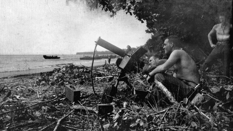 1942 года американские морские пехотинцы на острове Гаудалканал.                                                            