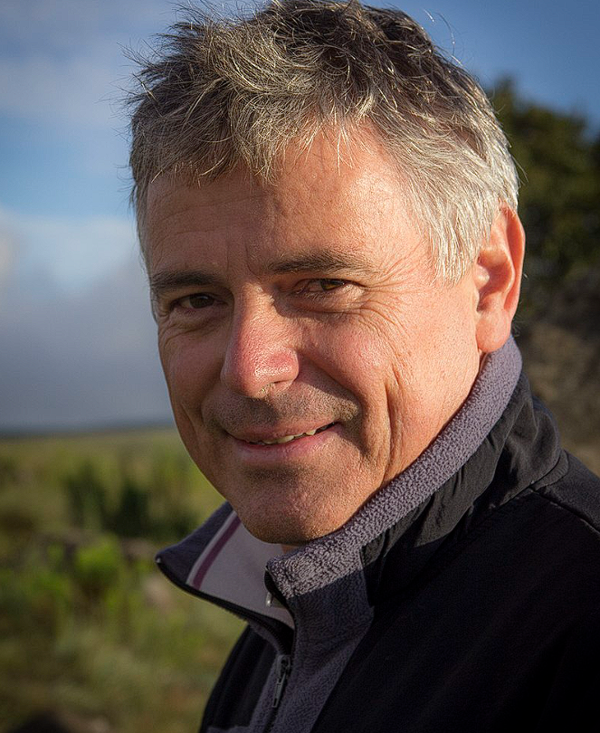 Майкл Теллингер — южноафриканский писатель, политик, исследователь и основатель партии «Убунту», которая выступает за предоставление бесплатных ресурсов всему обществу.