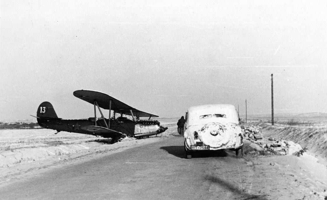 Самолёт Р-5 с номером 13 на вынужденной посадке, февраль 1942 г. 668 штурмовой авиационный полк ВВС КА (668 НБАП). Изначально имел на вооружении 20 самолетов Р-5. 22.10.1942 оставалось 12 исправных и 2 неисправных Р-5.
В дальнейшем материальную часть составляли самолеты Ил-2 различных модификаций. 20.06.1944 матчасть составляли 40 штурмовиков Ил-2.