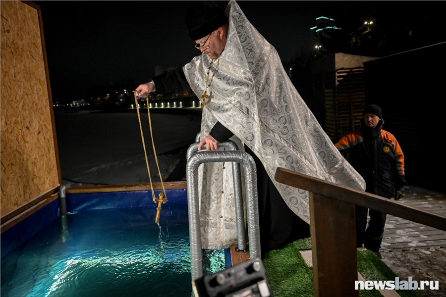 Ровно в полночь 18 января совершается обряд освящения воды