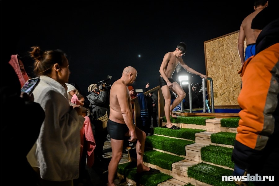 Говорят, потом целые сутки вся вода святая — хоть в водоемах, хоть в водопроводных кранах