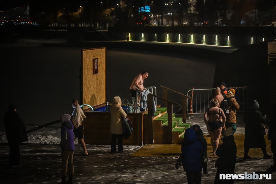 Но большинству людей важен обряд, а не святость воды, поэтому они идут к купелям, которые освятил перед этим священник