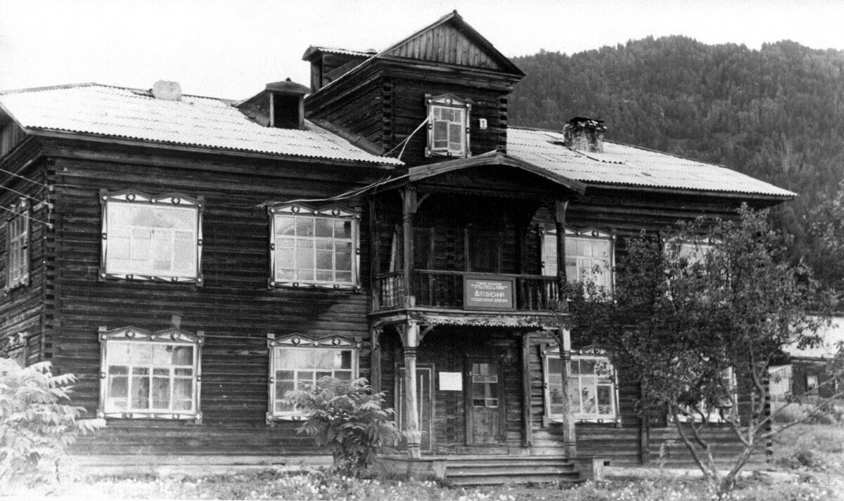 Здание управления Алтайского заповедника (1933-1999гг). Фото из архива.