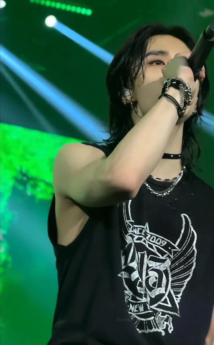 Длинные черные волосы, идеальная бровь и блестящий глаз! Безупречный образ!