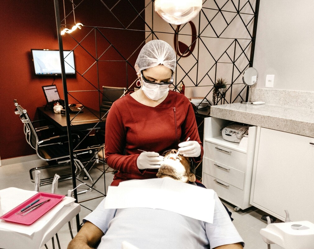 В прошлом году самой высокооплачиваемой оказалась подработка стоматологом.  Фото: unsplash.com