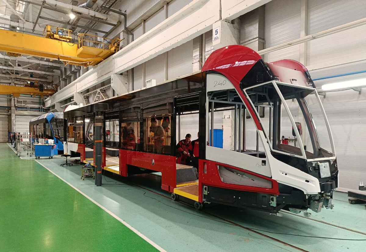 Сборка трамваев модели 71-911ЕМ «Львенок» для Перми и Волгограда на Тверском механическом заводе электротранспорта. Источник: ПК ТС