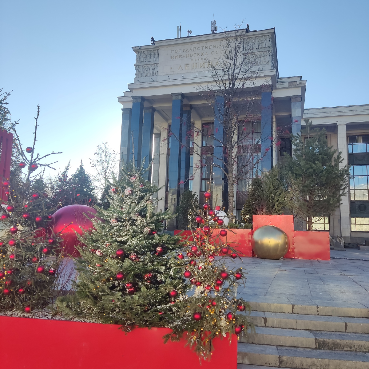 Новогодние декорации у библиотеки им.Ленина