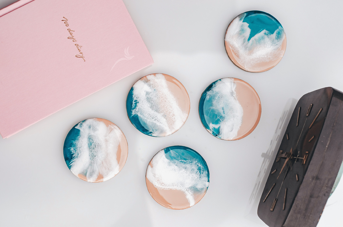 Фото снято на улице в облачную погоду до полудня. Обратите внимание очень мягкие тени