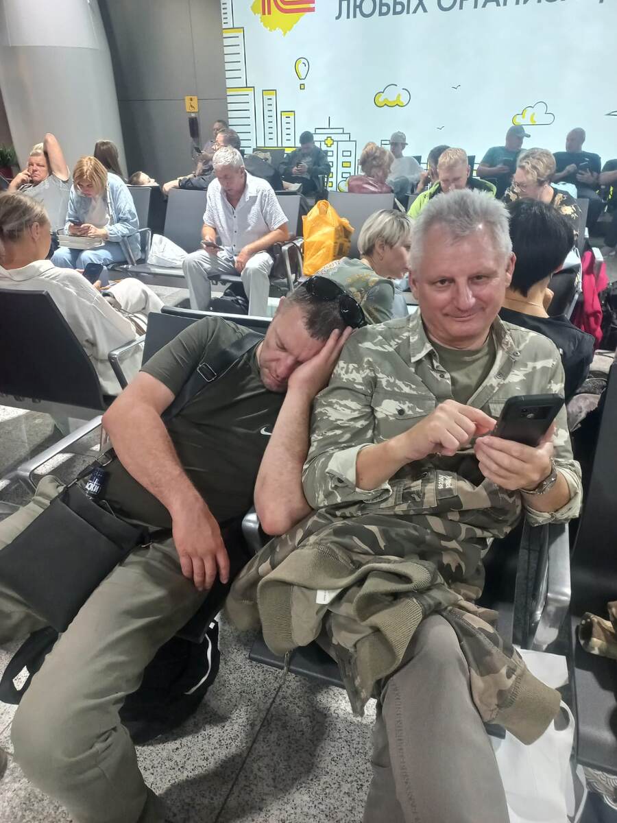 Шереметьево. Какой-то чел решил заранее выспаться на плече моего мужа.