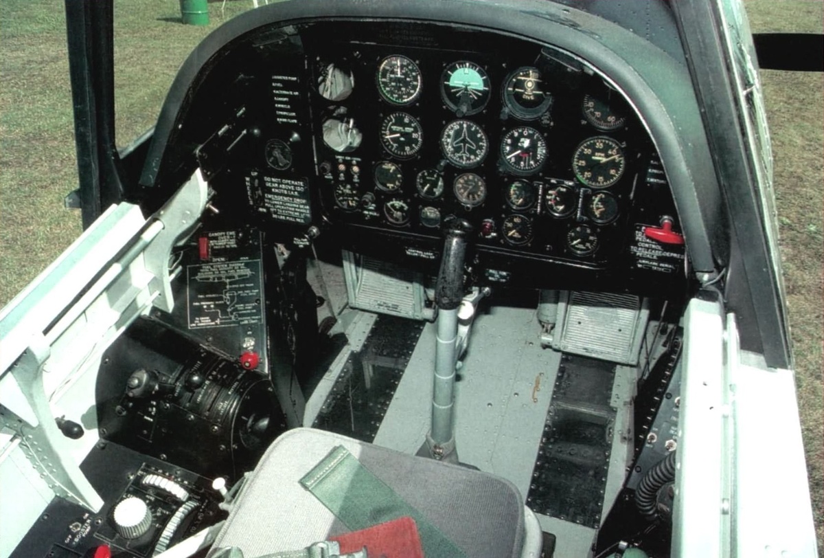 особое внимание в компании Fairchild было уделено кабине XNQ-1, компоновка которой явилась первой попыткой эргономической стандартизации оборудование версий самолета для гражданского и военного применения
