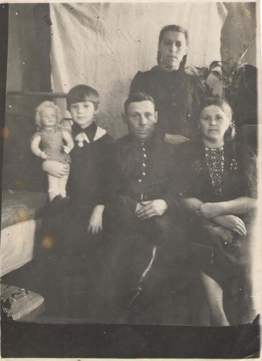 Родственники моей будущей тещи (сама она на втором плане). Слева-направо: сводная сестра Тамара, отец Сергей Алексеевич, мачеха Клавдия Фëдоровна. 