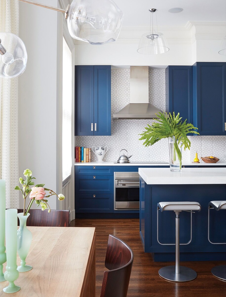 Синяя кухня с тёмным деревянным полом и серыми стенами. Яндекс картинки.