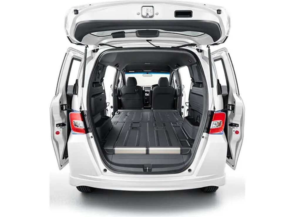 Honda Freed Spike и ровный пол.