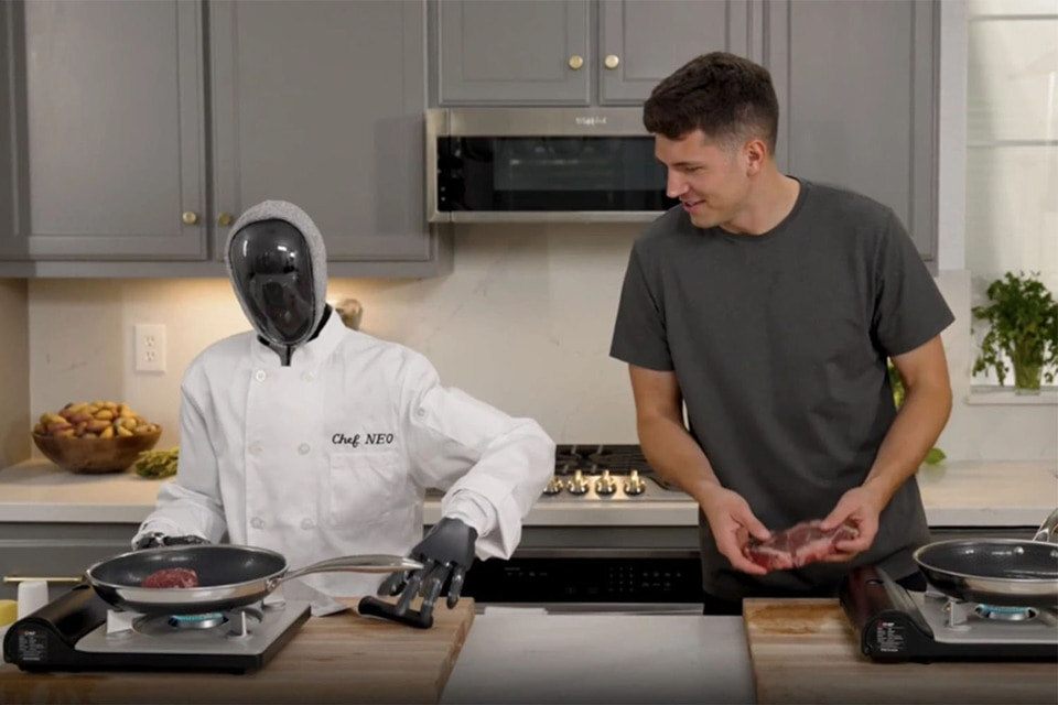 Новый робот будет не только помощником в быту, но и сможет поддержать беседу/1X