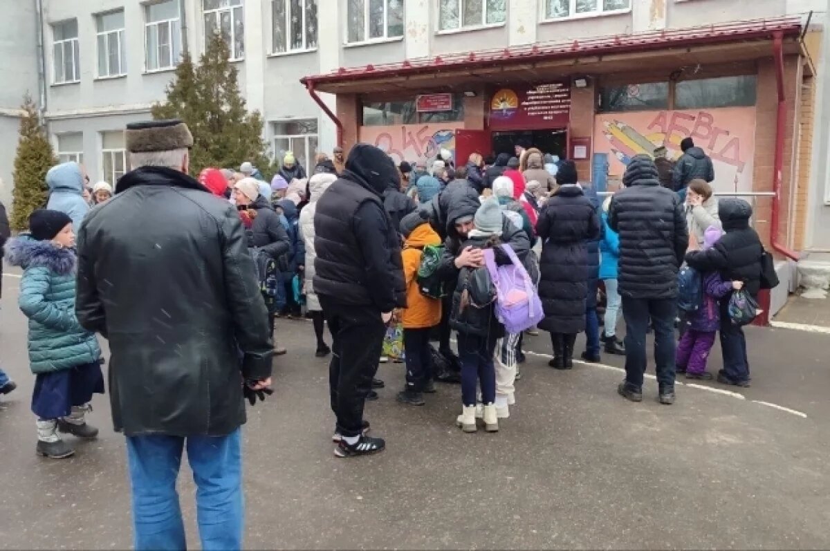    В Воронеже родители ждали детей на улице во время авиационной опасности