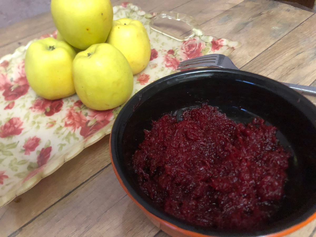 Полезный салат из свеклы, можно потереть яблоко.