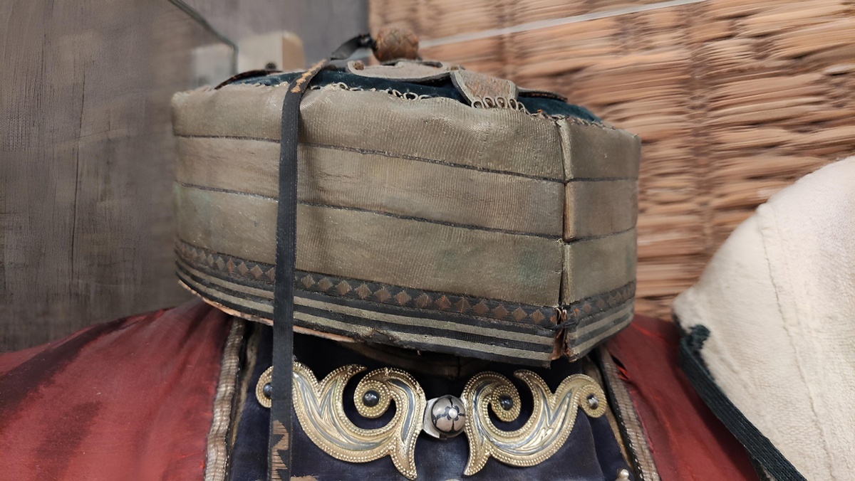 Так выглядит абазинская золотошвейная шапочка