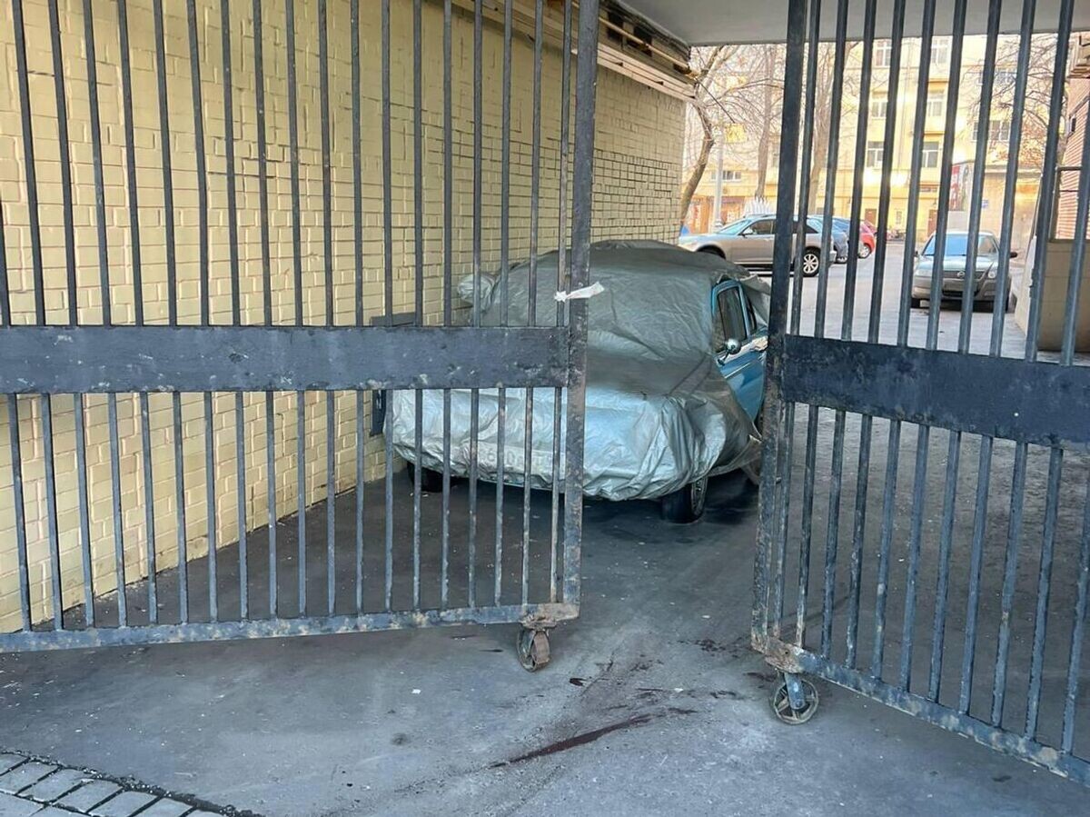    Автомобиль, в котором обнаружено тело женщины, во дворе жилого дома на Кутузовском проспекте © Фото : официальный Telegram-канал прокуратуры г. Москвы