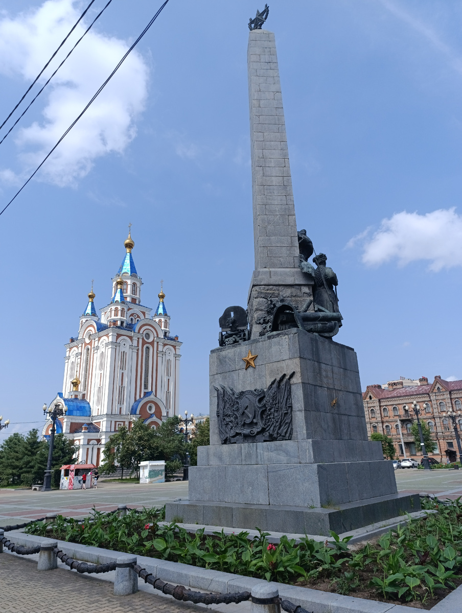 02. Памятник Героям Гражданской войны на Дальнем Востоке и Успенский собор