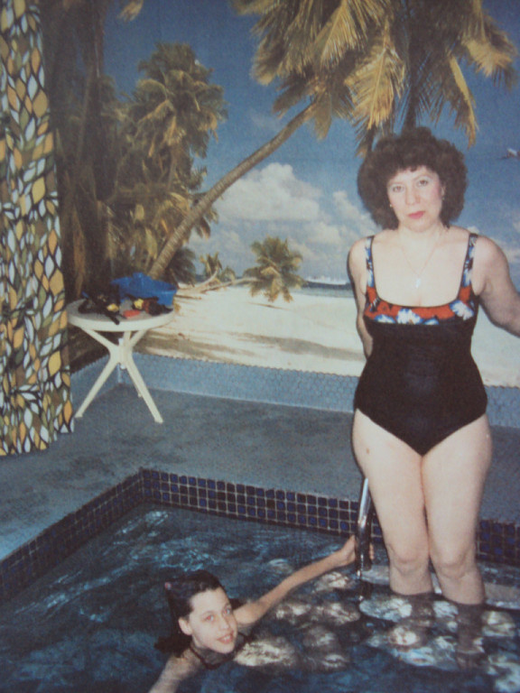 Это я в Монреале в бассейне в доме моей канадской подруги . 1980 год.