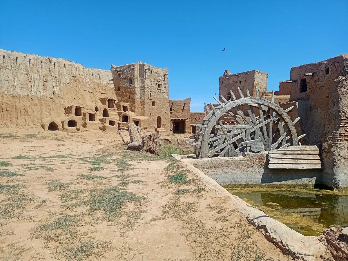 Попытались воссоздать здесь и систему водопроводов Золотой Орды — большое колесо с привязанными кувшинами, которые наполнялись водой по мере движения. Фото: Чеширский кот / Яндекс Карты