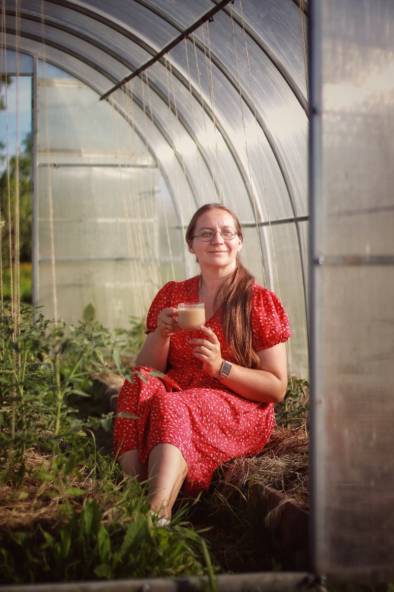 это я и совсем недавно высаженные томаты черри, май 2024 г