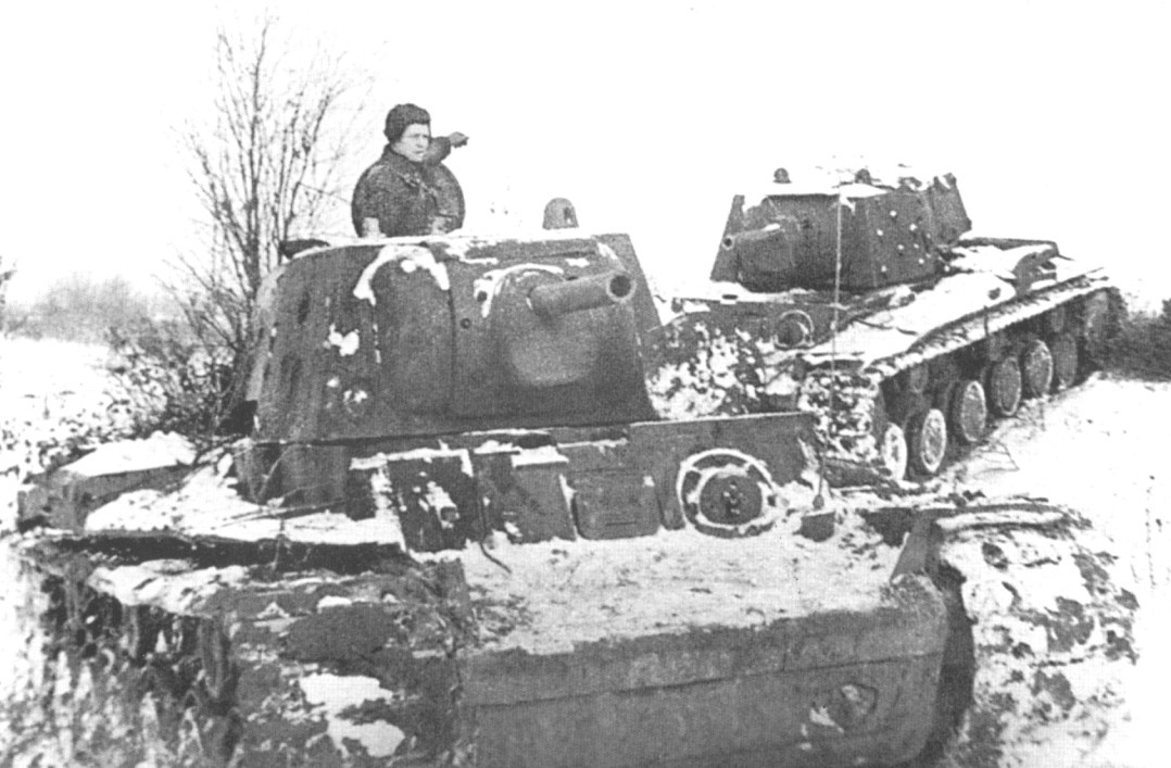 Танки КВ на танкодроме Челябинского учебного центра, февраль 1942 года. фото из rg.ru