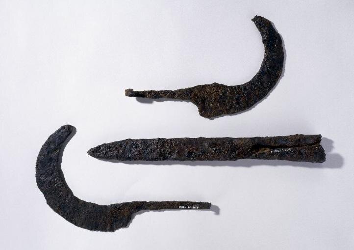 Сельскохозяйственные орудия железного века (серпы, долото).  200 г. до н. э.-200 г. Британский музей. Источник: artsandculture.google.com