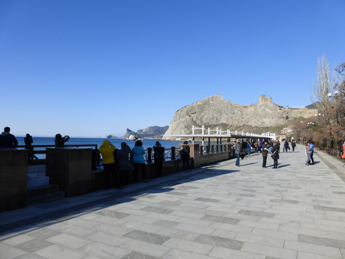 Судак. Набережная. Вид на Генуэзскую крепость (на скале)