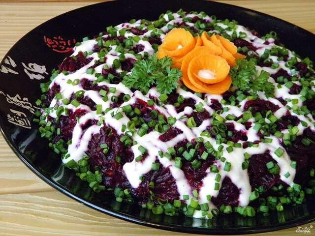 Сельдь под шубой Какой салат первым приходит на ум, когда речь идёт о праздничном столе? Уверена, что это сельдь под шубой. Её готовят в каждом доме, и я не исключение. Смотрите, как приготовить сельдь под шубой!СОСТАВ / ИНГРЕДИЕНТЫ Сельдь 1 штука, Свекла крупная 1 штука,Морковь 5 штук,Картофель 6 штук, Лук репчатый 1 штука, Лук зеленый 1 пучок,Майонез По вкусу