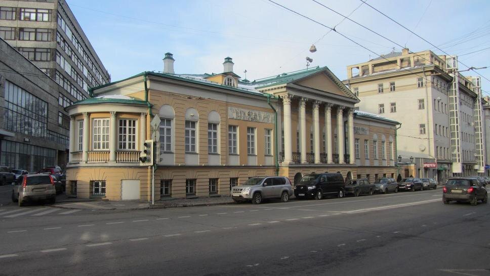 Парадный фасад особняка