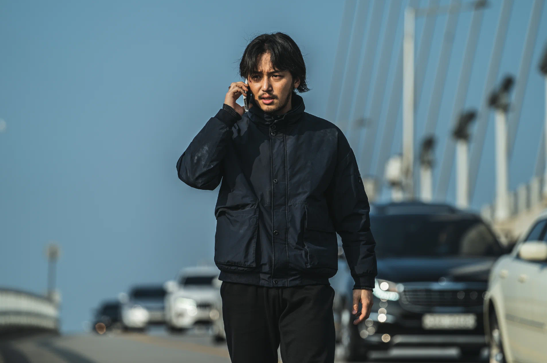 Со-джун. Кадр из фильма «Грязные миллионы» (2021, Южная Корея)