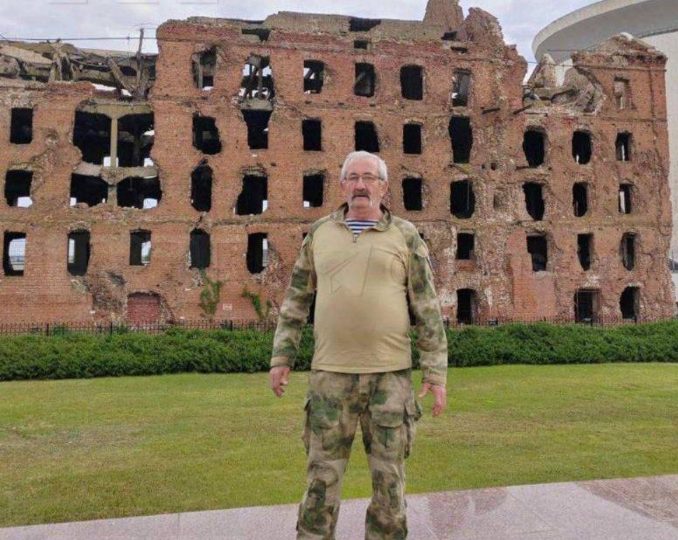 Геннадий Павлович (Батя). Сталинград (Волгоград). Фото на фоне разрушенной мельницы в 1942 году фашистами.