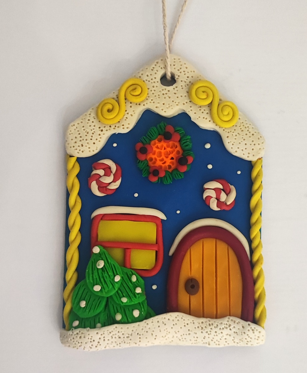 Готовый вариант подвески из пластилина на деревянном домике на канале Лепим с Таней.