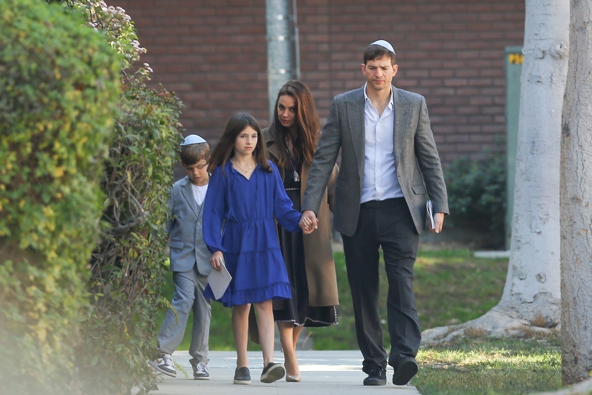 Мила Кунис и Эштон Катчер с сыном Димитрием и дочкой Уайетт