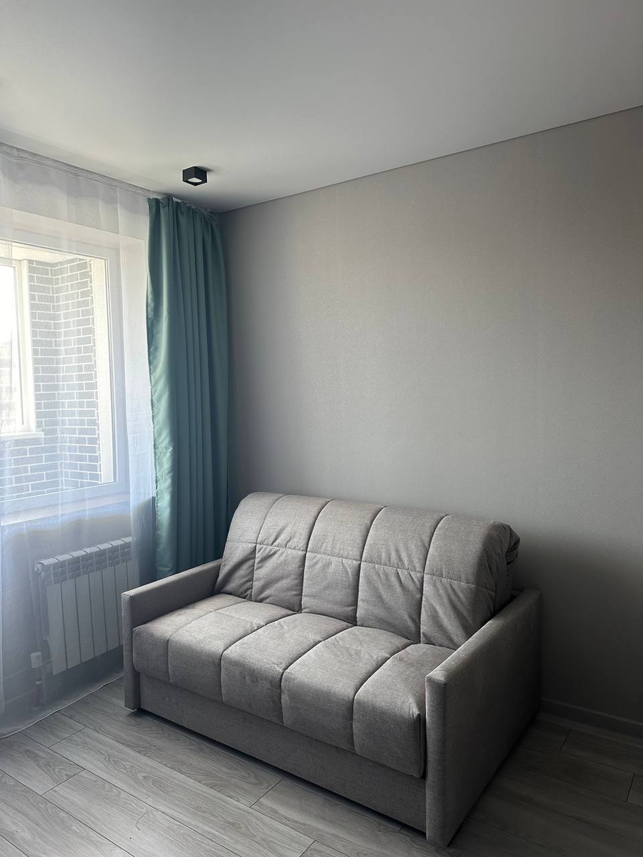 В ящике дивана поместились подушки, одеяла и постельное белье