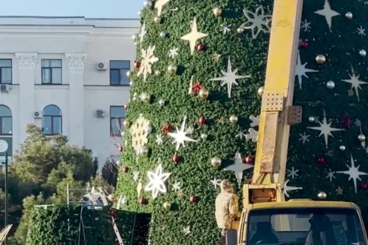    В Симферополе начали убирать новогодние украшения