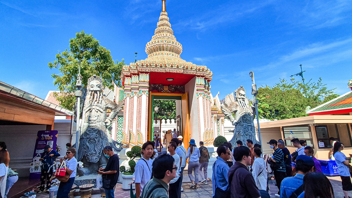 Людей в храмовом комплексе было очень много.